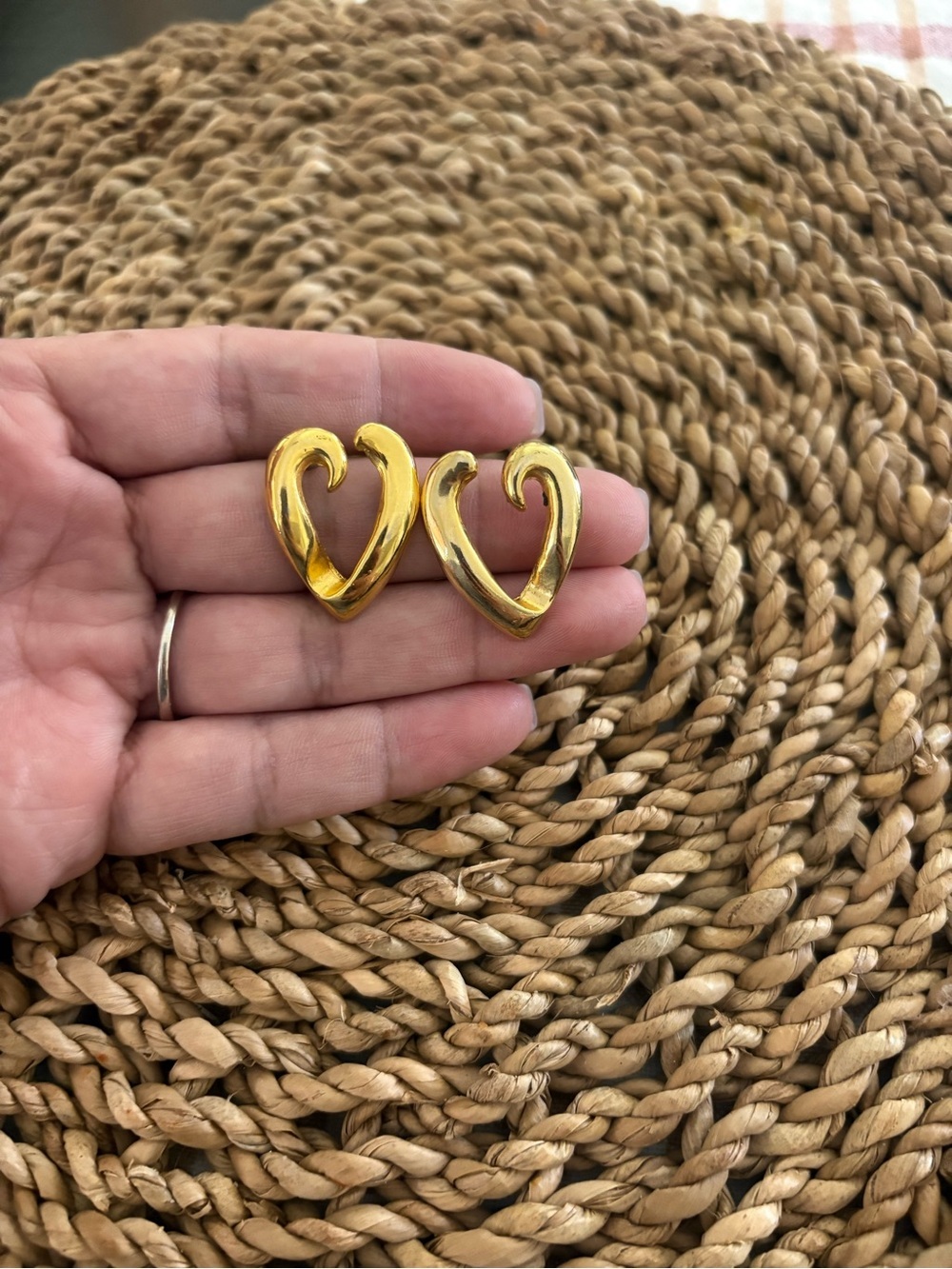Vintage Gold tone open heart stud earrings 90s costume